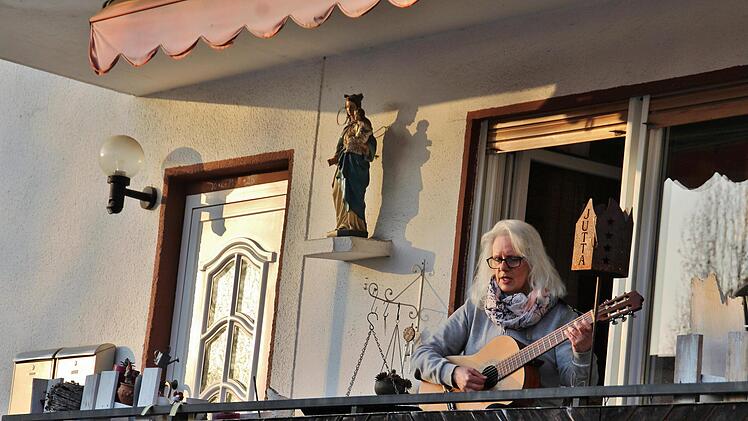Jutta Wieczorek singt wieder am Mittwoch, 8. April, um 19 Uhr auf ihrem Balkon in der Flurstraße.  Foto: Werner Vogel