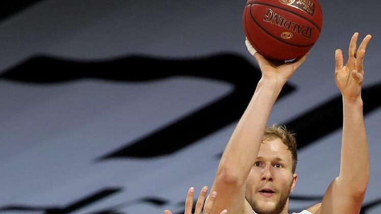 Der erneut starke Bamberger Christian Sengfelder lässt dem Vechtaner Maximilian DiLeo keine Chance und erzielt aus der Ecke drei seiner 18 Punkte. Foto: Daniel Löb/Pool via Heiko Becker/HMB Media