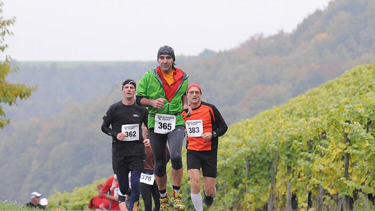 Kletter-Künste waren beim Weinberg-Lauf des SV Ramsthal vor allem zu Beginn gefragt. Auf unserem Bild nehmen (von links) Olaf Ulbrich, Roland Döll und Holger Bahß die Herausforderung an. Fotos: ssp