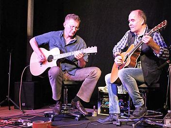 Harmonie auf und hinter der Bühne: Thomas Schaller (links) und Thomas Kalb setzen als Benson & Schaller "Strings on Fire". Foto: Teresa Hirschberg