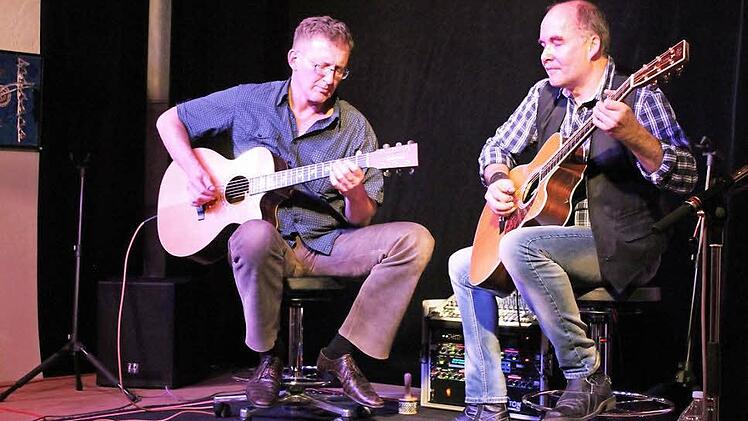 Harmonie auf und hinter der Bühne: Thomas Schaller (links) und Thomas Kalb setzen als Benson & Schaller "Strings on Fire". Foto: Teresa Hirschberg