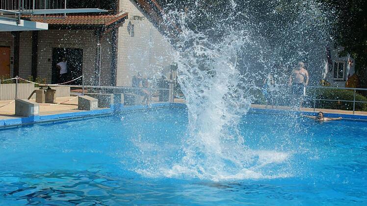 Die Höhe der Fontäne war das wesentliche Kriterium für eine gelungene "Arschbombe". Fotos: Sabine Weinbeer