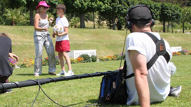 Diese Szene ist im Kasten: Gianluca und seine "Mutter" beim Dreh im Schlosspark. Foto: Ulrike Müller