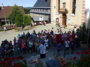 Pater Stanislaus verabschiedet die Poppenrother Wallfahrtsgruppe mit dem Spiel auf der Gitarre.  Foto: Wolfgang Wimmel