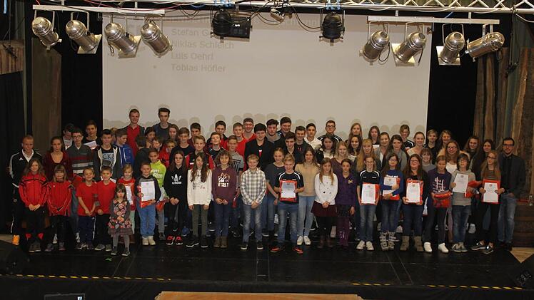 Von Basketball &uuml;ber Gong Fu, Kegeln bis hin zu Schwimmen und Tennis wurden die jungen Sportler in ihrer jeweiligen Disziplin f&uuml;r ein erfolgreiches Abschneiden ausgezeichnet.