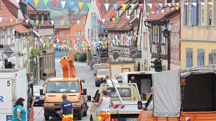 Die Mitarbeiter des Zeiler Bauhofs sind beim Aufbau gefordert.  Fotos: ks