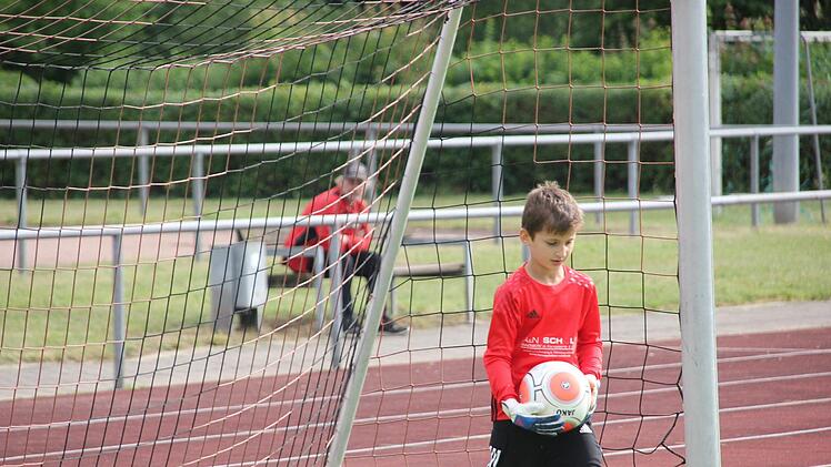 Im Tor ist Ramsam ein sicherer Rückhalt: Der 8-Jährige ist mit seiner Familie aus Syrien nach Zeil gekommen und hat über den Sportverein Anschluss gefunden - er gehört fest zum Team der Zeiler F-Jugend