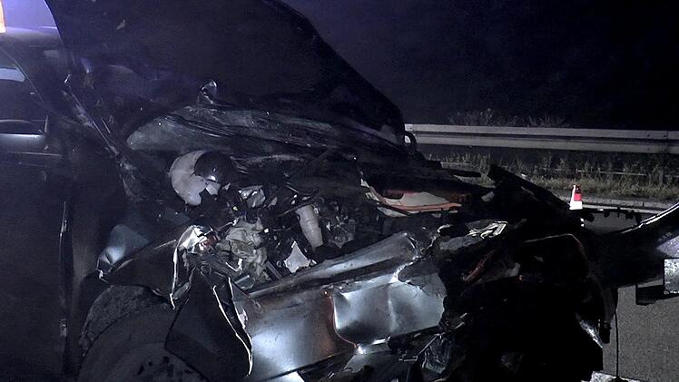 Bei dem Unfall in der Nacht zum Dienstag entstand am Skoda des Unfallverursachers Totalschaden. Fotos: Christian Licha
