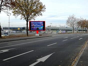 So soll die LED-Wand an der Einfahrt zum Aischpark-Center aussehen.  Fotomontage: Stadt Höchstadt