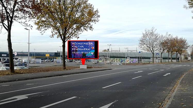 So soll die LED-Wand an der Einfahrt zum Aischpark-Center aussehen.  Fotomontage: Stadt Höchstadt
