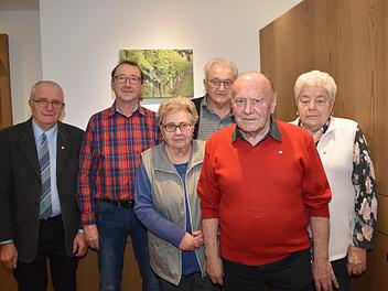 Nach den Vorstandswahlen (von links): Georg Krempler vom Landesvorstand der Eigenheimer, Vorsitzender Werner Liebenstein, Irmgard Kühnlein, August Distler, Leo Unsleber und Liselotte Sixt.  Foto: Andreas Lomb
