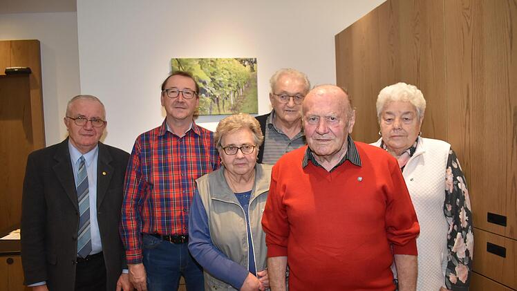 Nach den Vorstandswahlen (von links): Georg Krempler vom Landesvorstand der Eigenheimer, Vorsitzender Werner Liebenstein, Irmgard Kühnlein, August Distler, Leo Unsleber und Liselotte Sixt.  Foto: Andreas Lomb