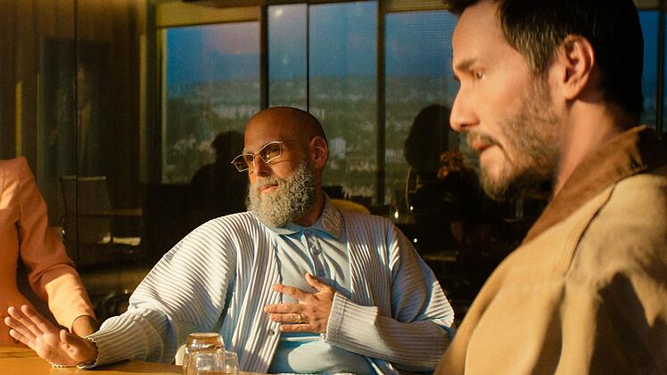 Jonah Hill spielt in "Outcome" einen Krisenmanager, der die Karriere und das Leben von Schauspieler Reef Hawk (Keanu Reeves, rechts) ins Lot bringen soll.