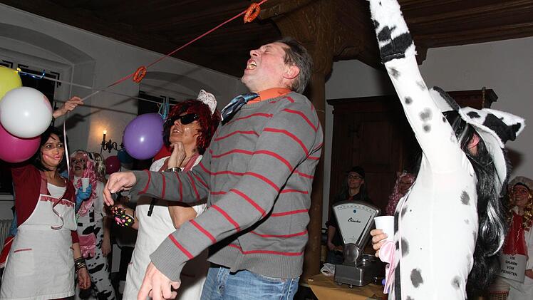 Als einziger Stadtrat stellte sich Rudi Dück dem Wurstschnapp-Wettbewerb.