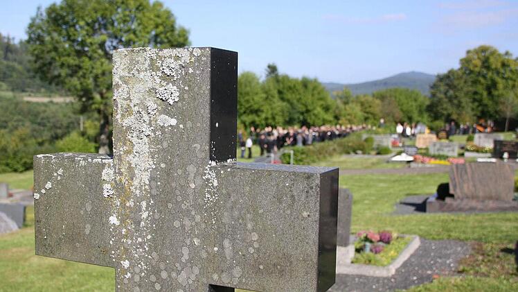 Eine Woche nach seinem gewaltsamen Tod haben zahlreiche Menschen von dem 47-Jährigen auf dem Zeitlofser Friedhof endgültig Abschied genommen.
