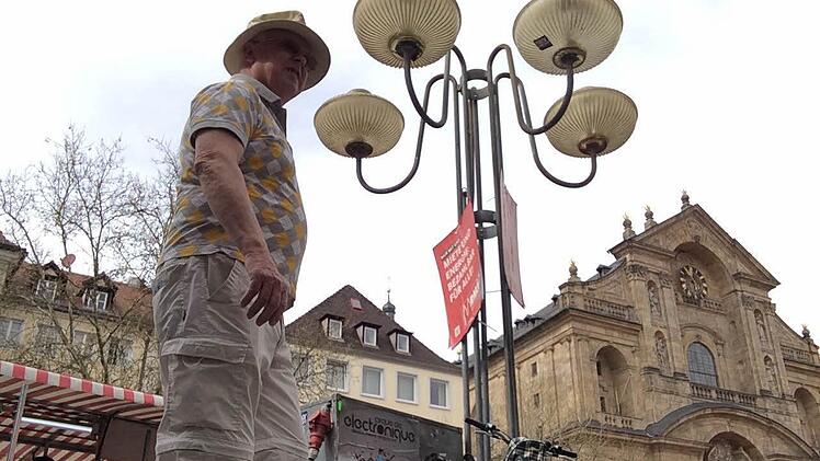 Mit Blick zur Martinskirche.