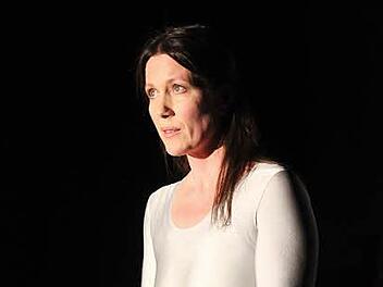 Ulrike Mahr als Clara, die zum Mars fliegen will. Fotos: Corinna Igler