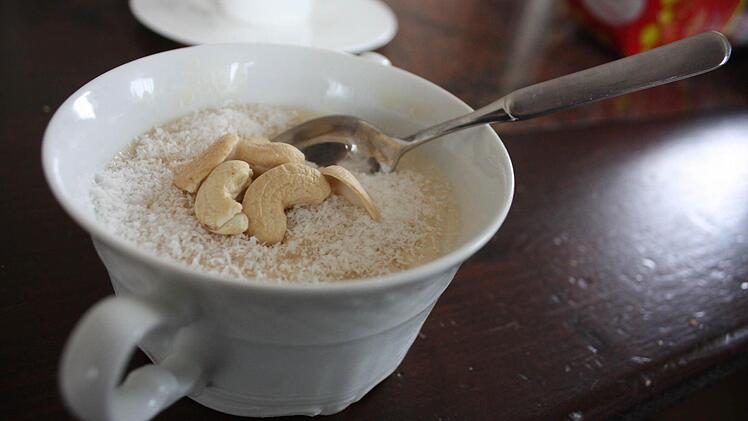 Zum Nachtisch gibt es Milchreis mit Mandeln und Kokos.  Foto: Robert Huger