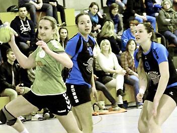 Kathrin Kieser (am Ball) war mit sieben Treffern am Erfolg gegen den SV Buckenhofen (v. li. Meike und Miriam Neuner) beteiligt. Durch den Sieg des HC Forchheim und das gleichzeitige Unentschieden von Verfolger Pyrbaum stehen Kieser und Co. als Meister und Aufsteiger fest.  Foto: herzopress