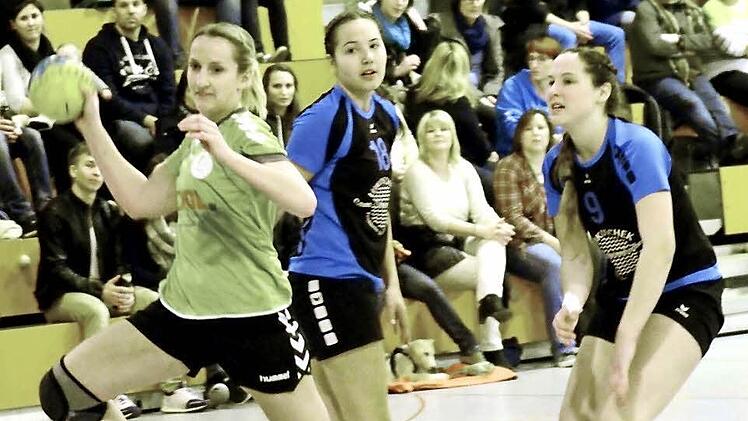 Kathrin Kieser (am Ball) war mit sieben Treffern am Erfolg gegen den SV Buckenhofen (v. li. Meike und Miriam Neuner) beteiligt. Durch den Sieg des HC Forchheim und das gleichzeitige Unentschieden von Verfolger Pyrbaum stehen Kieser und Co. als Meister und Aufsteiger fest.  Foto: herzopress