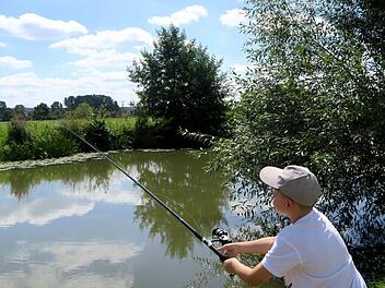 Ein junger Schnuppergast probiert sich beim Angeln aus.  Fotos: Johanna Blum