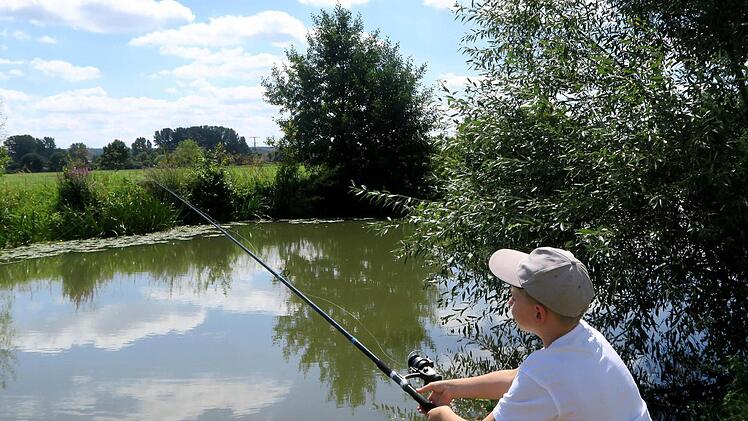 Ein junger Schnuppergast probiert sich beim Angeln aus.  Fotos: Johanna Blum
