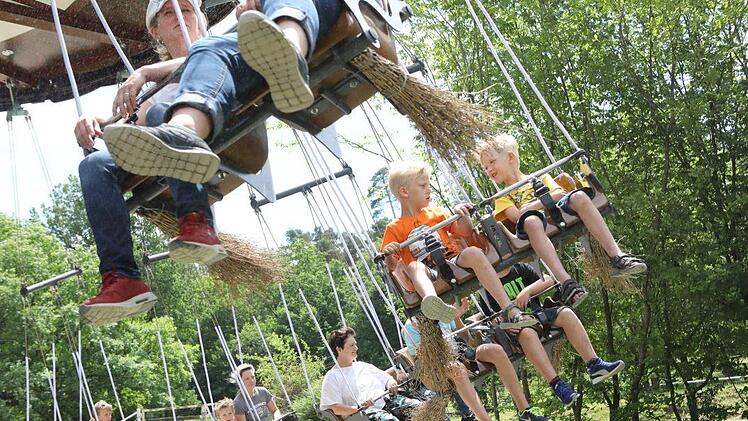 Alexander und Daniel testen den neuen Kettenflieger "Hexentanz". Foto: Barbara Herbst