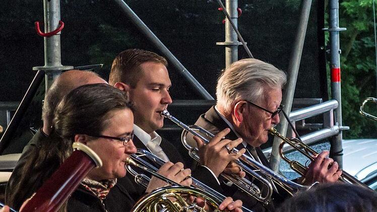 Impressionen vom Open-Air-Konzert im Freibad Neustadt.Foto: Jochen Berger