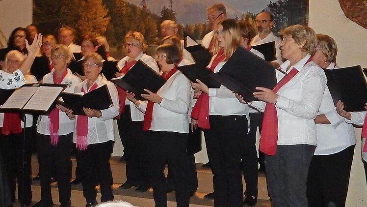 Der gastgebende gemischte Chor aus Langenstadt, in Kooperation mit dem GV Neudrossenfeld, setzte beim Liederabend Akzente, die beim Publikum Bewunderung hervorriefen. Der Gemeinschaftschor aus Langenstadt und Neudrossenfeld hat unter der Leitung von Dirigentin Franziska Bartl (links) weiter an Qualität gewonnen. Foto: Horst Wunner
