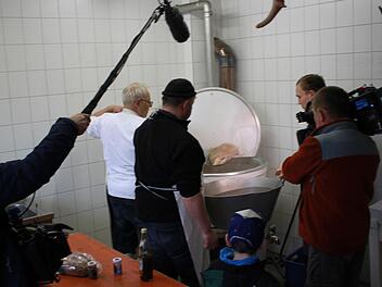 Das Fleisch kommt aus dem Kessel - eine super Einstellung für den Dreh des Bayerischen RundfunksKatharina Becht
