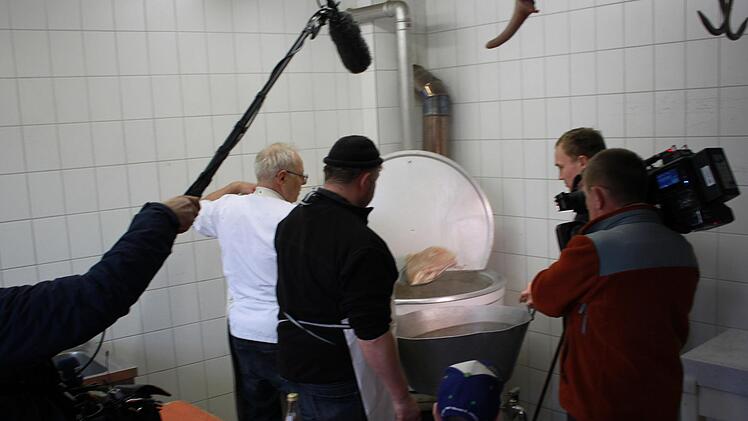 Das Fleisch kommt aus dem Kessel - eine super Einstellung für den Dreh des Bayerischen RundfunksKatharina Becht