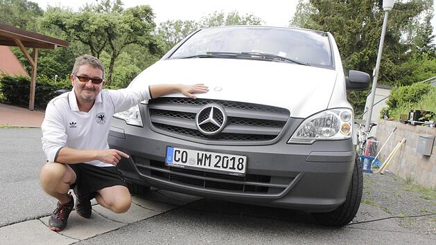 Stephan Heinzler startet mit seinem Transporter nach Russland durch, passenderweise mit dem Coburger Kennzeichen WM 2018.  Foto: Maximilian Glas