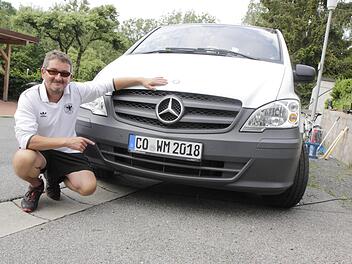Stephan Heinzler startet mit seinem Transporter nach Russland durch, passenderweise mit dem Coburger Kennzeichen WM 2018.  Foto: Maximilian Glas