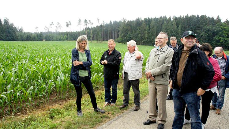Landwirt und Berater Klaus Stadter aus Brunn/Heiligenstadt zeigte am Beispiel seiner fünfjährigen Fruchtfolge Möglichkeiten für gewässerschonende Landwirtschaft auf. Joseph Beck