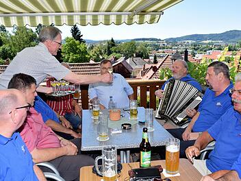 In Burgkunstadt geht mit der Schlie&szlig;ung des Caf&eacute;s Besold eine &Auml;ra zu Ende. Nachdem die Burgkunstadter Kartfreunde sich seit 50 Jahren in dem Haus gut aufgehoben f&uuml;hlen durften, wurde diese nat&uuml;rlich abschlie&szlig;end kr&auml;ftig gefeiert.  Foto: Dieter Radziej