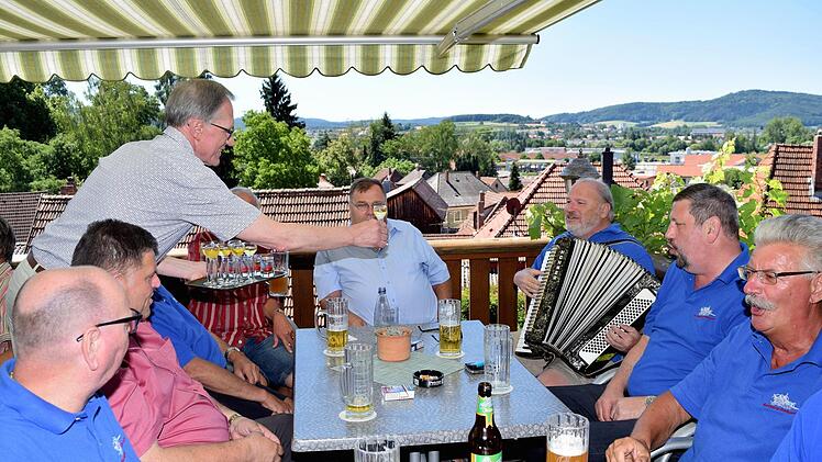 In Burgkunstadt geht mit der Schlie&szlig;ung des Caf&eacute;s Besold eine &Auml;ra zu Ende. Nachdem die Burgkunstadter Kartfreunde sich seit 50 Jahren in dem Haus gut aufgehoben f&uuml;hlen durften, wurde diese nat&uuml;rlich abschlie&szlig;end kr&auml;ftig gefeiert.  Foto: Dieter Radziej