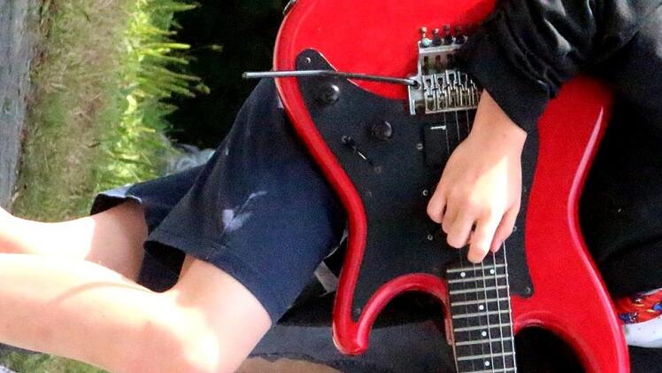 Simon Rupp als AC/DC Gitarrist AngusYoung rockte das Fest  Foto: Roland Dietz