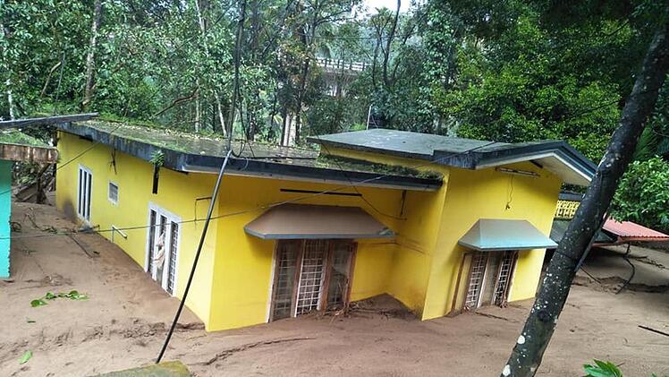 So wie hier sind im Bundesstaat Kerala viele Häuser  unter Wasser- und Schlammmassen begraben. Foto: privat