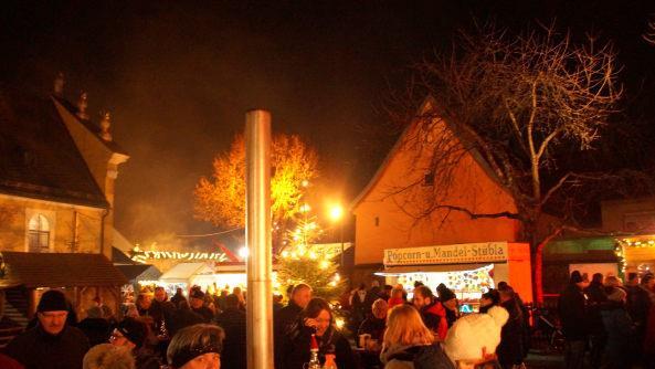 Weihnachtsmarkt im Schatten der Memmelsdorfer Kirche Foto: Joseph Beck