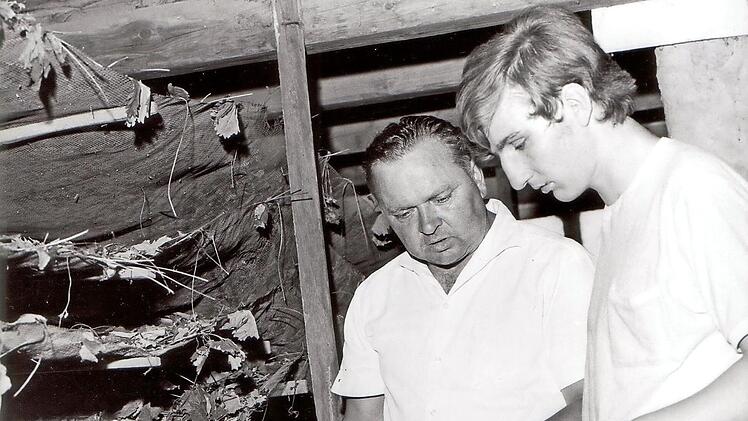 1968: Christoph Mix (rechts) und sein Vater Bernhard Mix prüfen die Qualität getrockneter Heilkräuter.