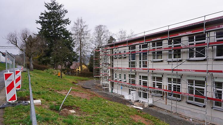 Noch ist die Schule Zeitlofs seine große Baustelle. Zum Sommer soll alles fertig sein. Auch die Außenanlage mit Pausenhof wird neu gestaltet.