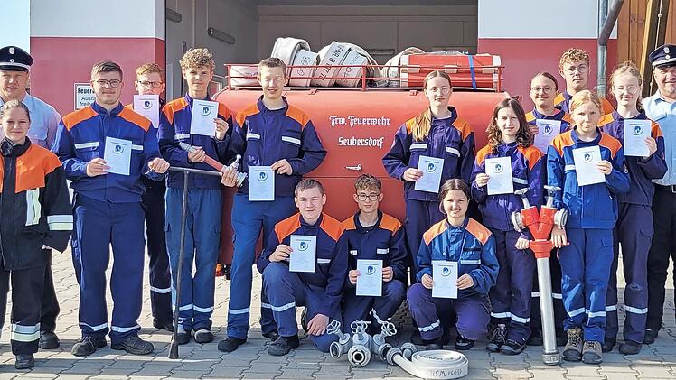 Nach bestandener Prüfung zur „Jugendflamme“ sind die Absolventen der Feuerwehr Seubersdorf glücklich über ihre Leistungen.