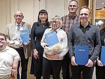 CSU-Ortsvorsitzender Patrick Friepes (l.), Stellvertreterin Christine Liebert-Dippold (3.v.l.) und 2. Bürgermeister Roland Dauer (5.v.l.) mit den Geehrten: (v.l.) Adam Martin, Elke Scheu, Lukas Paul und Marina Amon.