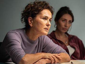 Die erfahrene und doch unkonventionelle Kommissarin Sarah Frankfurter (Marie-Lou Sellem, links) durchleuchtet einen Verd&auml;chtigen im Verh&ouml;rraum. Mit ihrer Assistentin (Leona Grundig) versucht sie in "Frankfurt Mord - Ein neues Leben" den gewaltsamen Tod einer gutb&uuml;rgerlichen Frau um die 40 aufzukl&auml;ren. Der neue ZDF-Krimi k&ouml;nnte zur Reihe werden.