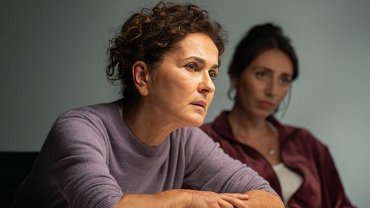 Die erfahrene und doch unkonventionelle Kommissarin Sarah Frankfurter (Marie-Lou Sellem, links) durchleuchtet einen Verd&auml;chtigen im Verh&ouml;rraum. Mit ihrer Assistentin (Leona Grundig) versucht sie in "Frankfurt Mord - Ein neues Leben" den gewaltsamen Tod einer gutb&uuml;rgerlichen Frau um die 40 aufzukl&auml;ren. Der neue ZDF-Krimi k&ouml;nnte zur Reihe werden.