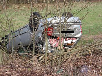 Bei diesem Unfall war Alkohol im Spiel. Ein 19-Jähriger ist am Sonntagmorgen mit seinem Auto auf dem Weg von Kronach Richtung Vogtendorf in der Industriestraße ins Schleudern gekommen. Foto: Corinna Igler
