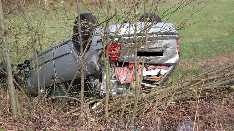 Bei diesem Unfall war Alkohol im Spiel. Ein 19-Jähriger ist am Sonntagmorgen mit seinem Auto auf dem Weg von Kronach Richtung Vogtendorf in der Industriestraße ins Schleudern gekommen. Foto: Corinna Igler