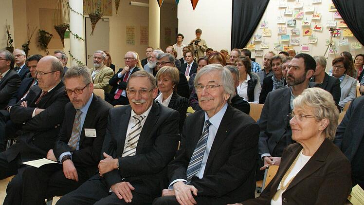 Zu Recht stolz auf eine Schule mit ganz besonderem Geist sind die drei bisherigen Schulleiter der FAKS: Gründungsrektor Manfred Mergl, sein Nachfolger Christoph Stumpf und der aktuelle Schulleiter Peter Popp (von rechts).