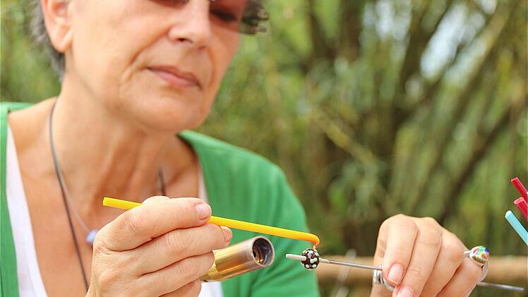 Bunte Glaskreationen nach italienischem Vorbild entstanden unter heißer Flamme bei Evi Sauer.