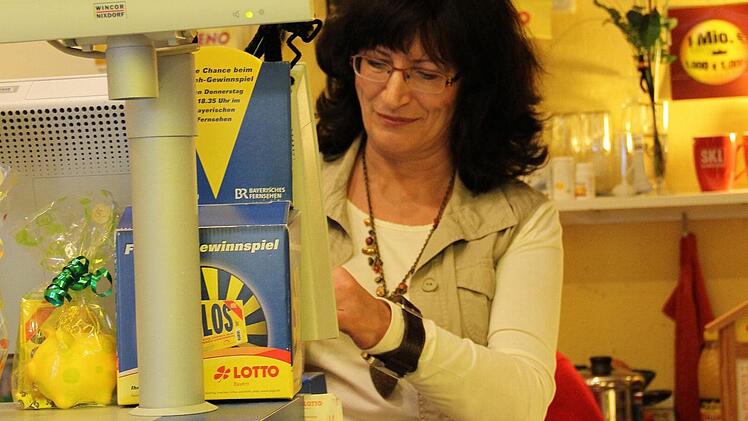 Karola Herold, die ihren Lotto-Laden in Mainleus seit 25 Jahren betreibt, hat viele treue Kunden.
